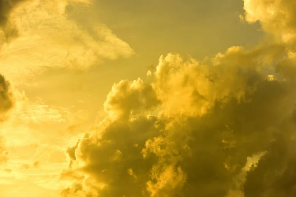 Céu Bonito Belas Nuvens Douradas Pôr Sol Usar Como Imagem — Fotografia de Stock