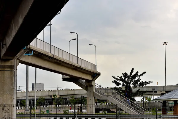 Estructura Del Puente Para Cruzar Las Principales Calles Ciudad Estructura —  Fotos de Stock