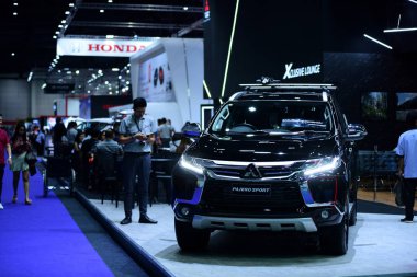 Şasi ve çizgiler arabayı bileşenleri araba güzel görünüyorsun. Araba farlar şık bakmak.