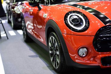 Yeni arabanın güzel parçaları. Araba farları, farlar, vücut ışıkları, modern ve sportif görünüş.