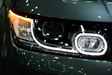 Yeni araba güzel parçalar. Motosiklet farlar, farlar, vücut ışıklar, modern ve sportif bir görünüm. İç oto koltuğu