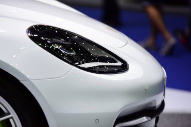 Yeni araba güzel parçalar. Motosiklet farlar, farlar, vücut ışıklar, modern ve sportif bir görünüm. İç oto koltuğu