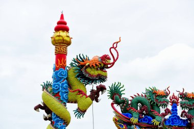 Tapınak ejderha heykelleri ile ve Tayland Çin sanat diğer saygın heykelleri.