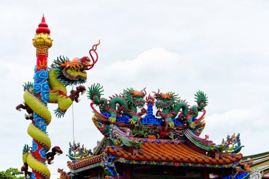 Tapınak ejderha heykelleri ile ve Tayland Çin sanat diğer saygın heykelleri.