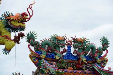 Tapınak ejderha heykelleri ile ve Tayland Çin sanat diğer saygın heykelleri.
