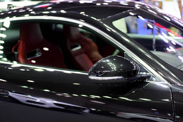 Yeni arabanın güzel parçaları. Araba farları, farlar, vücut ışıkları, modern ve sportif görünüş.