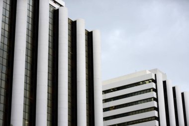 Modern şehir Achar binalarda yapım aşamasında vardır. Bangkok Thailandmodern Ofis Binası