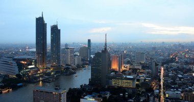 Bangkok ve Chao Phraya Nehri'nin kez dinlendi. Şehir Manzaralı kuleden. Bangkok Bangkok Chao Phraya River.Curve Chaophraya nehir ve yan oda Thailandnight ışıkları. Bir ana iş bölgesi, Bangkok'ta. O parlayan bir kontrast birleştirerek