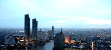 Modern şehir Achar binalarda yapım aşamasında vardır. Bangkok Thailandmodern Ofis Binası