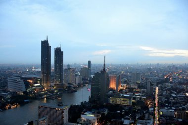 Bangkok ve Chao Phraya Nehri'nin kez dinlendi. Şehir Manzaralı kuleden. Bangkok Bangkok Chao Phraya River.Curve Chaophraya nehir ve yan oda Thailandnight ışıkları. Bir ana iş bölgesi, Bangkok'ta. O parlayan bir kontrast birleştirerek