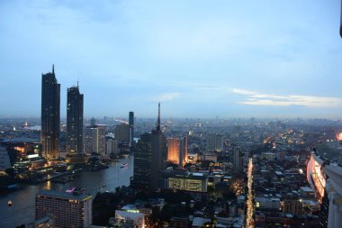 Bangkok ve Chao Phraya Nehri'nin kez dinlendi. Şehir Manzaralı kuleden. Bangkok Bangkok Chao Phraya River.Curve Chaophraya nehir ve yan oda Thailandnight ışıkları. Bir ana iş bölgesi, Bangkok'ta. O parlayan bir kontrast birleştirerek