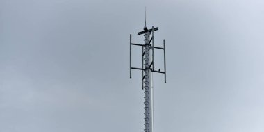 Gökyüzü arka planında yayın istasyonu