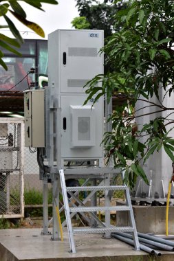 Anten kablosuz iletişim sisteminin yüklemek için inşaat kule. Mikrodalga sistem. Kablosuz iletişim anteni ile parlak gökyüzü