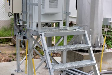 Anten kablosuz iletişim sisteminin yüklemek için inşaat kule. Mikrodalga sistem. Kablosuz iletişim anteni ile parlak gökyüzü