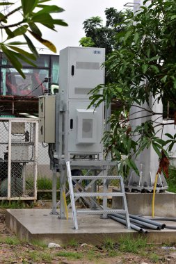 Anten kablosuz iletişim sisteminin yüklemek için inşaat kule. Mikrodalga sistem. Kablosuz iletişim anteni ile parlak gökyüzü