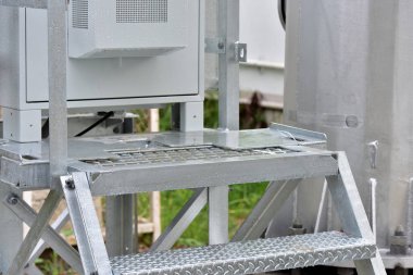 Anten kablosuz iletişim sisteminin yüklemek için inşaat kule. Mikrodalga sistem. Kablosuz iletişim anteni ile parlak gökyüzü