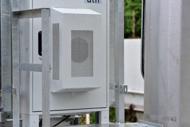 Anten kablosuz iletişim sisteminin yüklemek için inşaat kule. Mikrodalga sistem. Kablosuz iletişim anteni ile parlak gökyüzü