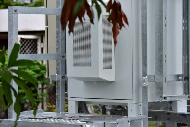 Anten kablosuz iletişim sisteminin yüklemek için inşaat kule. Mikrodalga sistem. Kablosuz iletişim anteni ile parlak gökyüzü