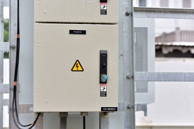 Santral, bahçedeki panel tahtası