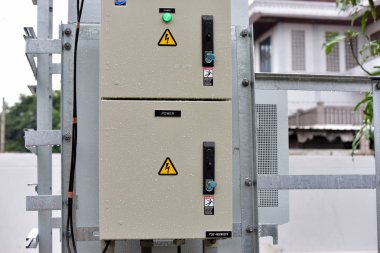 Santral, bahçedeki panel tahtası