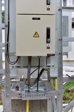 Santral, bahçedeki panel tahtası