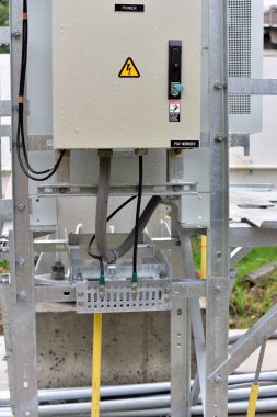 Santral, bahçedeki panel tahtası