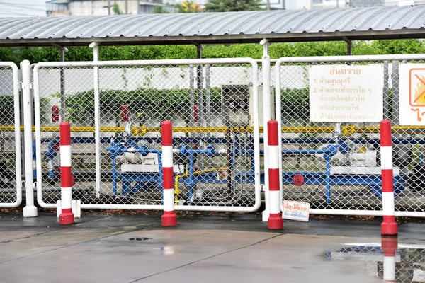 Estação Industrial Com Tubos Atrás Cerca — Fotografia de Stock