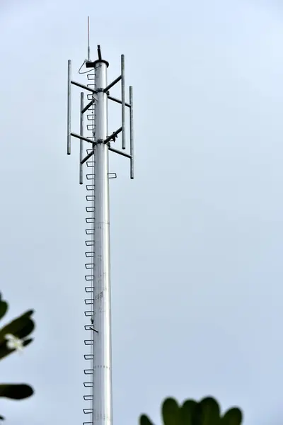 塔式结构安装无线通信系统的天线 微波系统 明亮天空的无线通信天线 — 图库照片