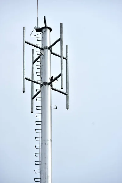 Budowa Wieży Zainstalować Antenę Systemu Komunikacji Bezprzewodowej Systemu Mikrofalowego Bezprzewodowa — Zdjęcie stockowe