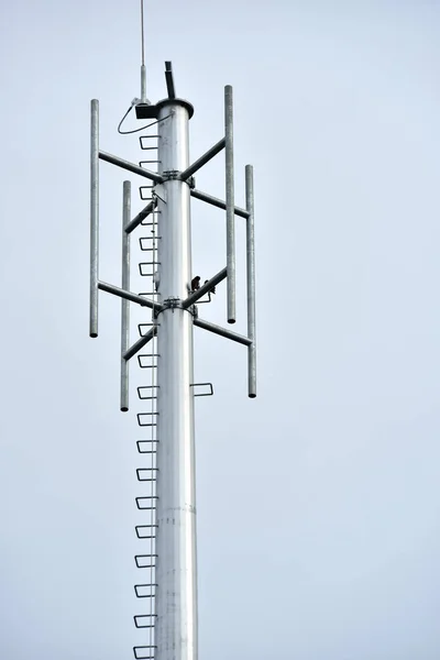 Bouw Van Toren Installeren Van Antenne Van Het Draadloze Communicatiesysteem — Stockfoto