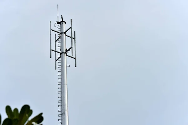 Bouw Van Toren Installeren Van Antenne Van Het Draadloze Communicatiesysteem — Stockfoto