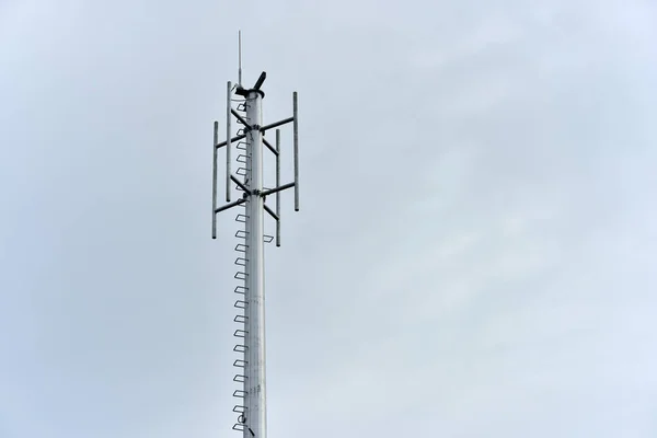 Torony Építése Antennát Vezeték Nélküli Kommunikációs Rendszer Telepítéséhez Mikrohullámú Rendszer — Stock Fotó