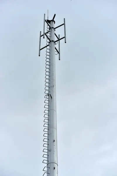 Bouw Van Toren Installeren Van Antenne Van Het Draadloze Communicatiesysteem — Stockfoto