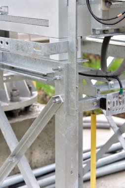 Anten kablosuz iletişim sisteminin yüklemek için inşaat kule. Mikrodalga sistem. Kablosuz iletişim anteni ile parlak gökyüzü