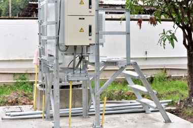 Santral, bahçedeki panel tahtası