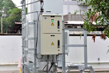 Santral, bahçedeki panel tahtası