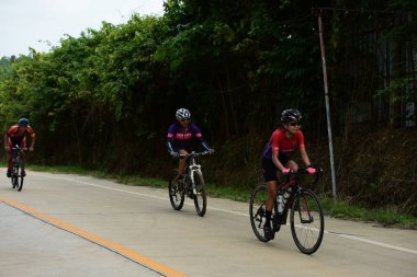 Amatör Bisiklet sporcular yapmak en iyi şekilde bisiklet yarışı sadaka gezi çabalarında ' Nhong Yai ülke Road, lütfen sorun ' 2018/06/24 Nhong Yai, Chonburi, Tayland, tarih. Uzunluk: 80 km.