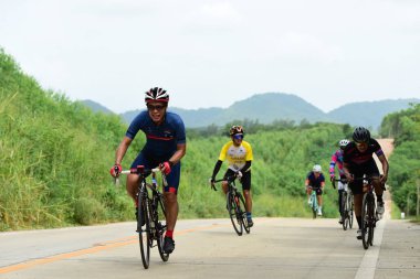 Amatör Bisiklet sporcular yapmak en iyi şekilde bisiklet yarışı sadaka gezi çabalarında ' Nhong Yai ülke Road, lütfen sorun ' 2018/06/24 Nhong Yai, Chonburi, Tayland, tarih. Uzunluk: 80 km.