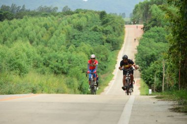 Amatör Bisiklet sporcular yapmak en iyi şekilde bisiklet yarışı sadaka gezi çabalarında ' Nhong Yai ülke Road, lütfen sorun ' 2018/06/24 Nhong Yai, Chonburi, Tayland, tarih. Uzunluk: 80 km.