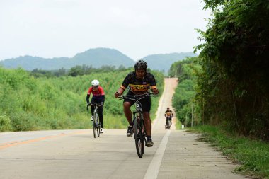 Amatör Bisiklet sporcular yapmak en iyi şekilde bisiklet yarışı sadaka gezi çabalarında ' Nhong Yai ülke Road, lütfen sorun ' 2018/06/24 Nhong Yai, Chonburi, Tayland, tarih. Uzunluk: 80 km.