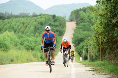 Tayland - 24 Haziran 2018: Kırsal yolda bisiklet yarışması