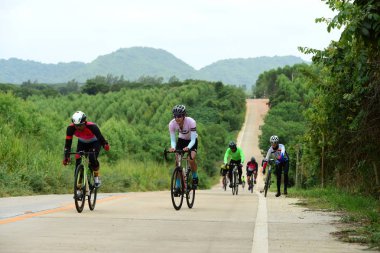 Amatör Bisiklet sporcular yapmak en iyi şekilde bisiklet yarışı sadaka gezi çabalarında ' Nhong Yai ülke Road, lütfen sorun ' 2018/06/24 Nhong Yai, Chonburi, Tayland, tarih. Uzunluk: 80 km.