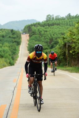 Amatör Bisiklet sporcular yapmak en iyi şekilde bisiklet yarışı sadaka gezi çabalarında ' Nhong Yai ülke Road, lütfen sorun ' 2018/06/24 Nhong Yai, Chonburi, Tayland, tarih. Uzunluk: 80 km.
