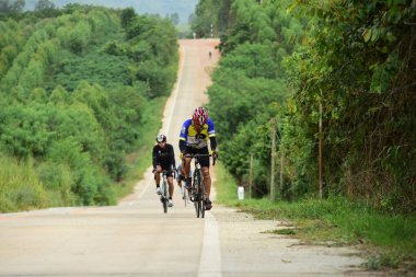 Amatör Bisiklet sporcular yapmak en iyi şekilde bisiklet yarışı sadaka gezi çabalarında ' Nhong Yai ülke Road, lütfen sorun ' 2018/06/24 Nhong Yai, Chonburi, Tayland, tarih. Uzunluk: 80 km.