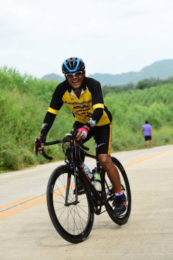 Amatör Bisiklet sporcular yapmak en iyi şekilde bisiklet yarışı sadaka gezi çabalarında ' Nhong Yai ülke Road, lütfen sorun ' 2018/06/24 Nhong Yai, Chonburi, Tayland, tarih. Uzunluk: 80 km.