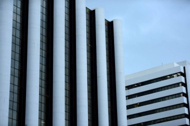 Bangkok ve Chao Phraya Nehri gece boyunca ziyarete kulenin üstündeki ziyaretçi kadar. Güzel manzaranın tadını ve 24 Ağustos 2018 üzerinde ışık.