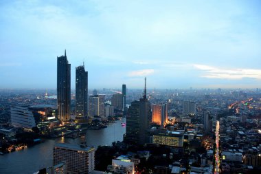 Bangkok ve Chao Phraya Nehri gece boyunca ziyarete kulenin üstündeki ziyaretçi kadar. Güzel manzaranın tadını ve 24 Ağustos 2018 üzerinde ışık.