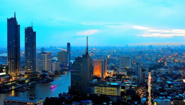 Bangkok ve Chao Phraya Nehri gece boyunca ziyarete kulenin üstündeki ziyaretçi kadar. Güzel manzaranın tadını ve 24 Ağustos 2018 üzerinde ışık.