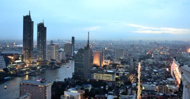Bangkok ve Chao Phraya Nehri gece boyunca ziyarete kulenin üstündeki ziyaretçi kadar. Güzel manzaranın tadını ve 24 Ağustos 2018 üzerinde ışık.