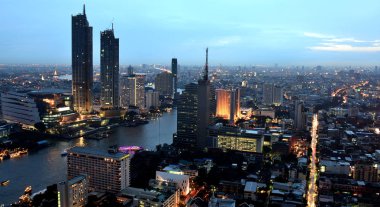 Bangkok ve Chao Phraya Nehri gece boyunca ziyarete kulenin üstündeki ziyaretçi kadar. Güzel manzaranın tadını ve 24 Ağustos 2018 üzerinde ışık.